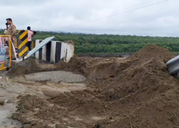 भारी बारिश के बाद गौला पुल की एप्रोच रोड धंसी, प्रशासन में हड़कंप