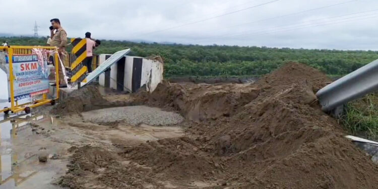 भारी बारिश के बाद गौला पुल की एप्रोच रोड धंसी, प्रशासन में हड़कंप