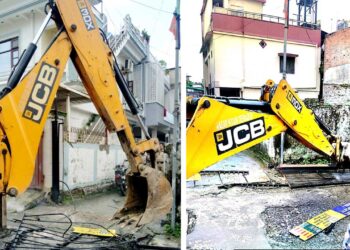 अतिक्रमण कर रोड पर बने गेट को प्रशासन ने किया ध्वस्त