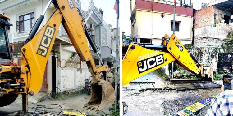 अतिक्रमण कर रोड पर बने गेट को प्रशासन ने किया ध्वस्त
