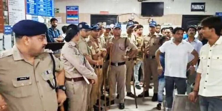 इलाज के दौरान लड़की की मौत, हॉस्पिटल सील