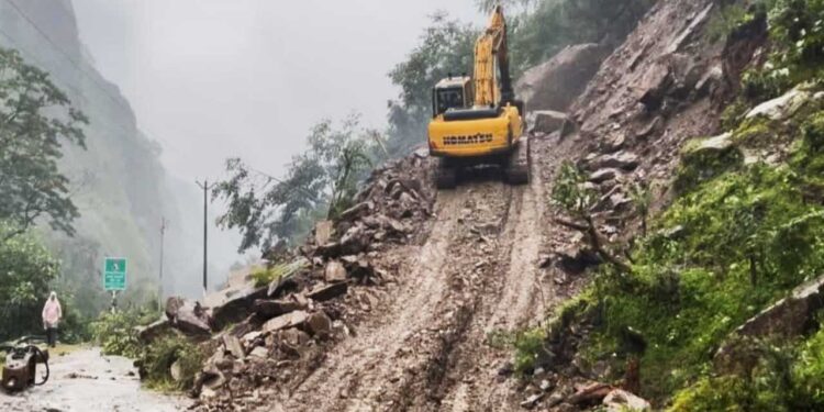 गंगोत्री-यमुनोत्री हाईवे पर जगह-जगह हो रहा भूस्खलन