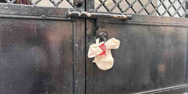 बिना नियम-कानून के कर डाली तालेबंदी