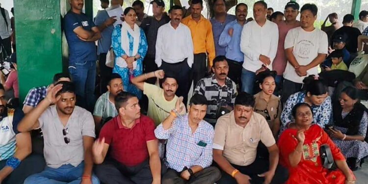 पीआरडी जवानों ने अपनी मांगों को लेकर दिया धरना