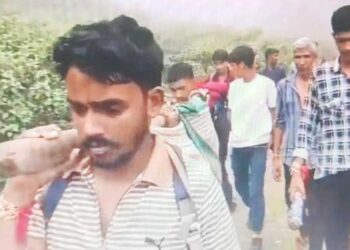 आदर्श चंपावत में डोली से ढोए जा रहे मरीज