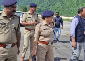 डीएम प्रशांत आर्या ने लिया चिन्यालीसौड़ हवाई पट्टी पर राहत कार्यो का जायज़ा