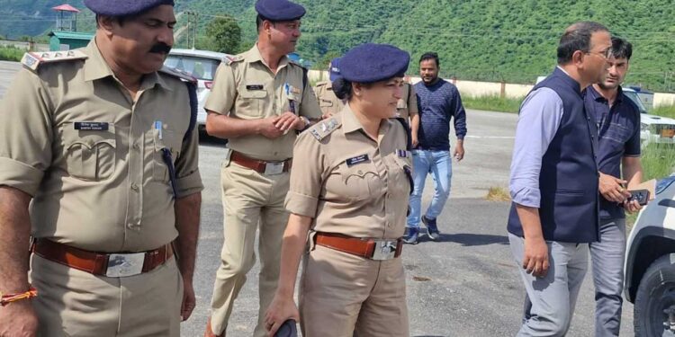 डीएम प्रशांत आर्या ने लिया चिन्यालीसौड़ हवाई पट्टी पर राहत कार्यो का जायज़ा