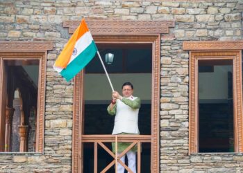 सीएम धामी ने सीएम आवास पर फहराया तिरंगा