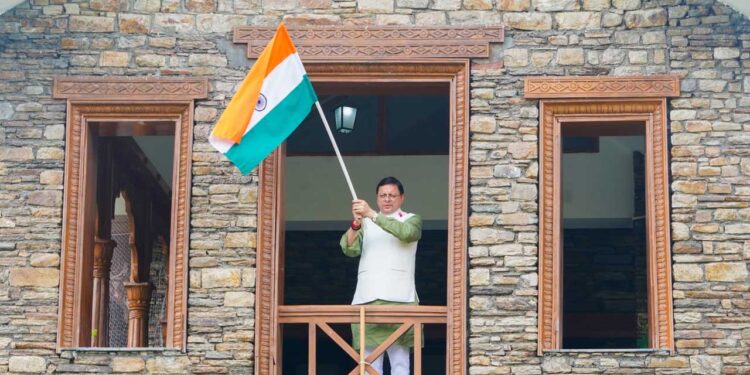 सीएम धामी ने सीएम आवास पर फहराया तिरंगा