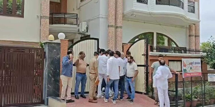 दिनदहाड़े होटल कारोबारी की बेटी को बंधक बनाकर डकैती