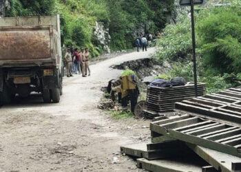 भूस्खलन के कारण बंद हुई सड़क फिर से खुला