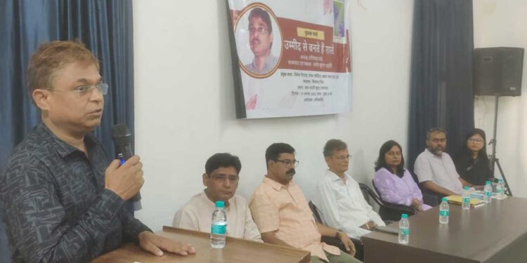 उम्मीद से बनते हैं रास्ते : कवि संतोष कुमार चतुर्वेदी का कवि-कर्म