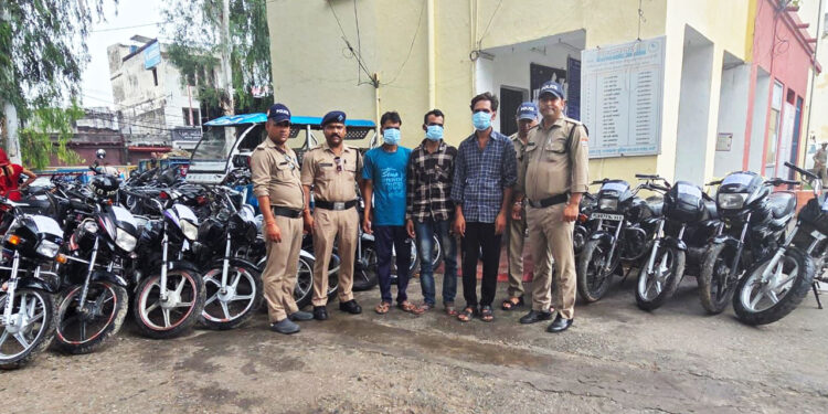 अंतर्राज्यीय बाइक चोर गैंग के तीन गिरफ्तार, 11 बाइक बरामद