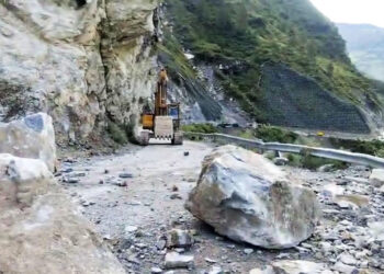 बदरीनाथ नेशनल हाईवे भूस्खलन से बंद