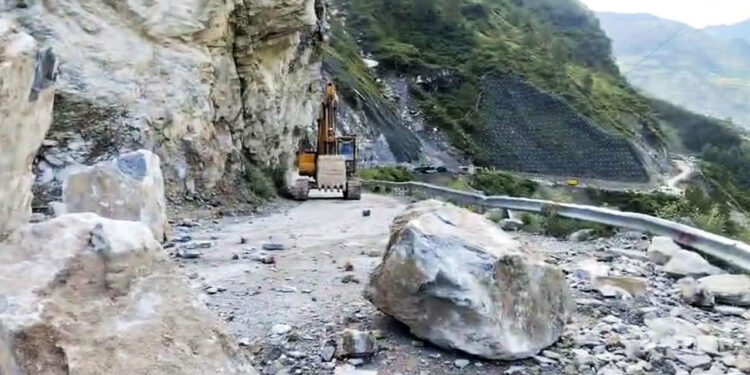 बदरीनाथ नेशनल हाईवे भूस्खलन से बंद