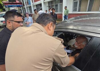 बुजुर्ग की समस्या सुनने खुद चलकर आये एसएसपी अजय सिंह