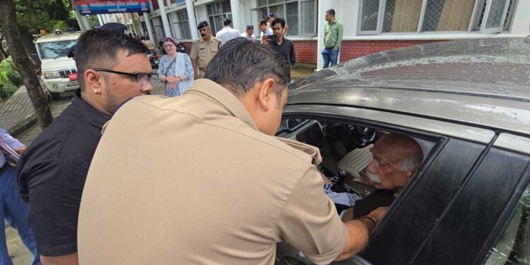 बुजुर्ग की समस्या सुनने खुद चलकर आये एसएसपी अजय सिंह