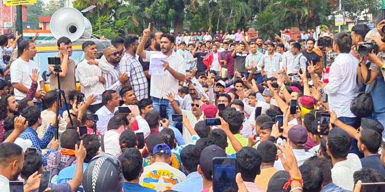 यूकेएसएसएससी पेपर लीक मामले को लेकर उत्तराखंड बेरोजगार संघ ने किया सचिवालय कूच