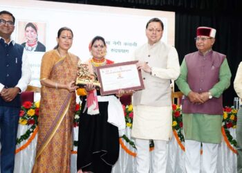 सीएम धामी ने उत्कृष्ट कार्य करने वाली महिलाओं को किया सम्मानित