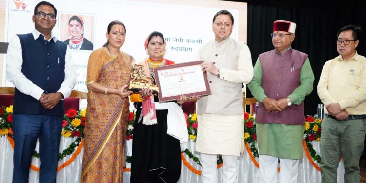 सीएम धामी ने उत्कृष्ट कार्य करने वाली महिलाओं को किया सम्मानित