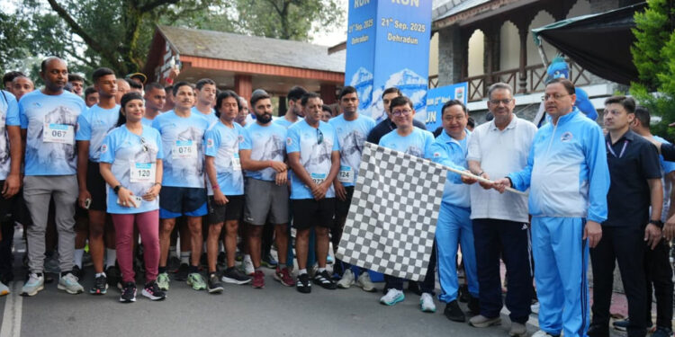 मुख्यमंत्री ने आदि कैलाश अल्ट्रा मैराथन प्रोमो रन का फ्लैग ऑफ किया