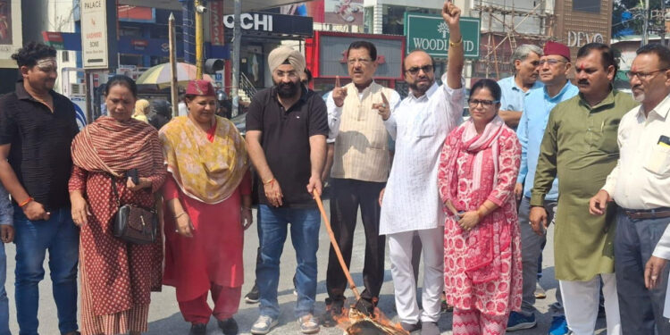 पेपर लीक के विरोध में कांग्रेस ने प्रदेश भर में फूंका सरकार का पुतला