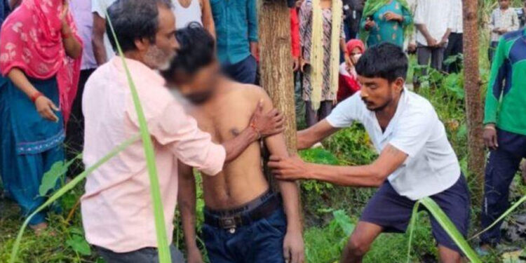 पेड़ से लटका मिला गायब युवक का शव