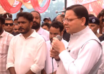 पेपर लीक प्रकरण : सीएम धामी पहुंचे धरना स्थल, सीबीआई जांच की हामी भरी