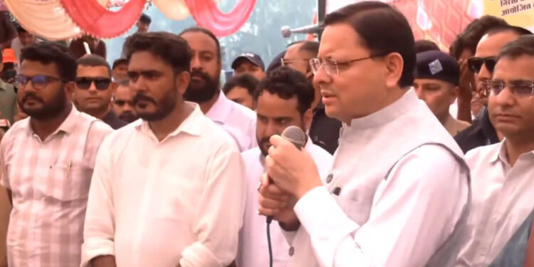 पेपर लीक प्रकरण : सीएम धामी पहुंचे धरना स्थल, सीबीआई जांच की हामी भरी