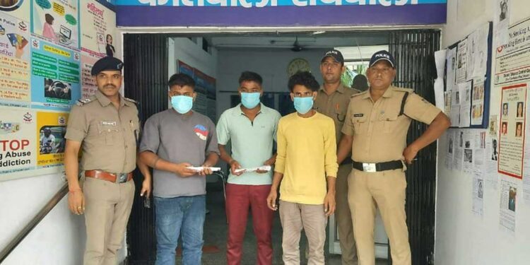 तमंचे से हवाई फायर के वीडियो ने पहुँचाया 3 युवकों को सलाखों के पीछे