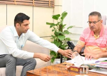 मंत्री गणेश जोशी ने दिए अवरुद्ध मार्गों को शीघ्र खोलने के निर्देश