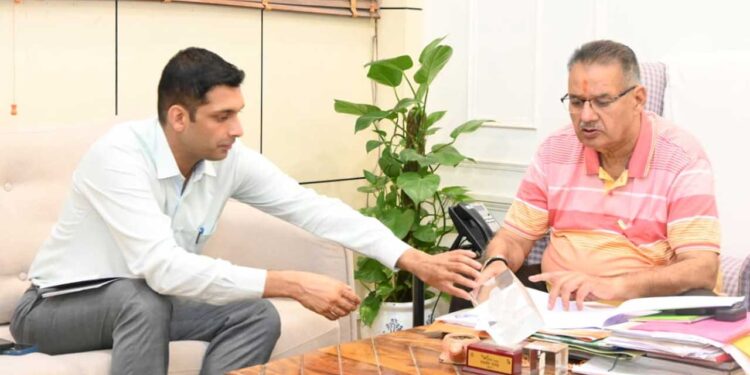 मंत्री गणेश जोशी ने दिए अवरुद्ध मार्गों को शीघ्र खोलने के निर्देश