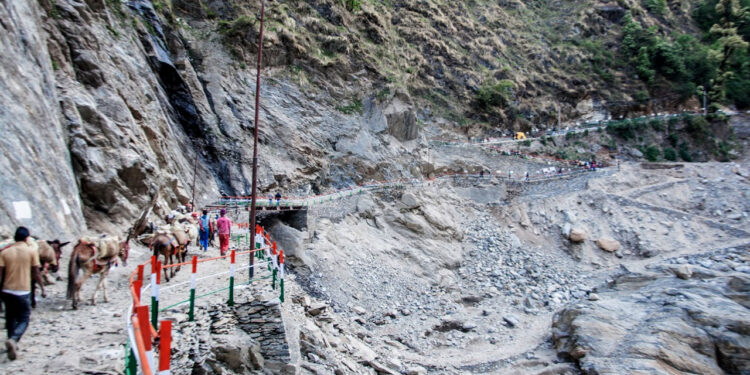 आगामी यात्रा सीजन में गौरीकुंड में नेपाली महिलाओं व पुरूषों के आने पर रहेगा पूर्ण बैन