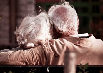 वृद्धाश्रम: भारतीय पारिवारिक संरचना पर संकट