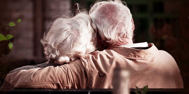 वृद्धाश्रम: भारतीय पारिवारिक संरचना पर संकट