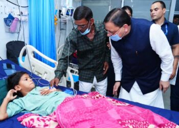 मुख्यमंत्री धामी ने किया दून अस्पताल का निरीक्षण, ली व्यवस्थाओं की जानकारी