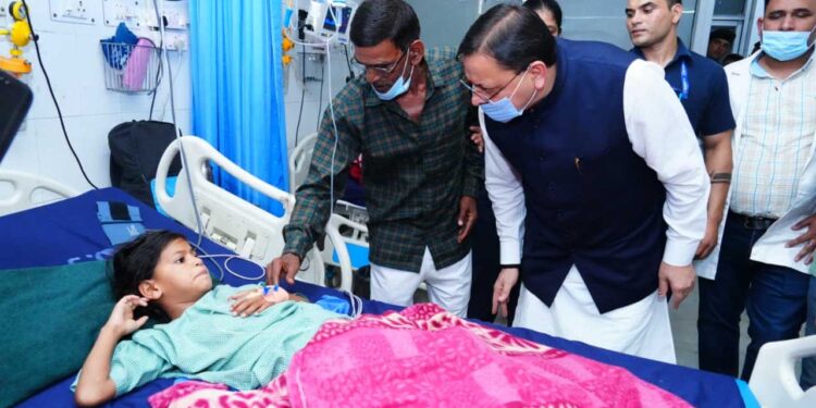 मुख्यमंत्री धामी ने किया दून अस्पताल का निरीक्षण, ली व्यवस्थाओं की जानकारी