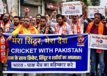 खून और क्रिकेट साथ साथ नहीं