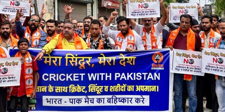 खून और क्रिकेट साथ साथ नहीं