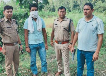 भीड़-भाड़ वाले क्षेत्र में खतरनाक ढंग से वाहन चलाने वाले को पुलिस ने हिरासत में लिया, वाहन सीज