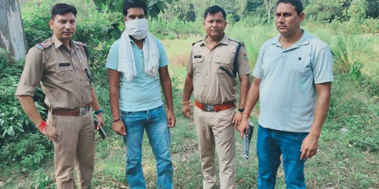 भीड़-भाड़ वाले क्षेत्र में खतरनाक ढंग से वाहन चलाने वाले को पुलिस ने हिरासत में लिया, वाहन सीज