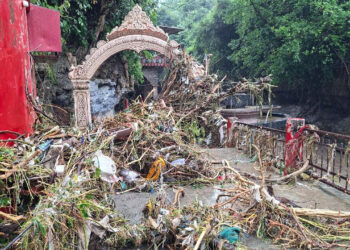 भारी बारिश के बाद टपकेश्वर मंदिर में घुसा मलबा