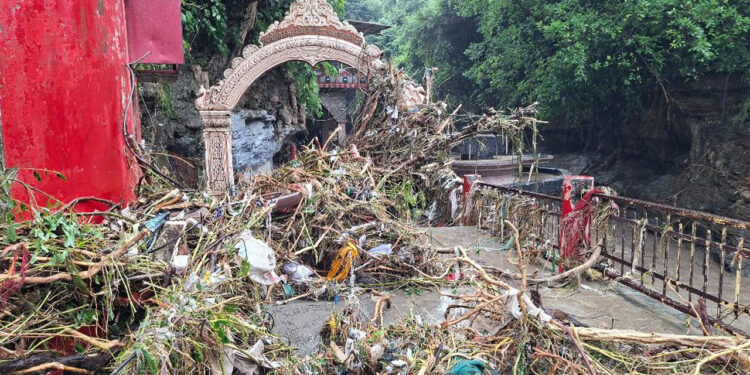 भारी बारिश के बाद टपकेश्वर मंदिर में घुसा मलबा