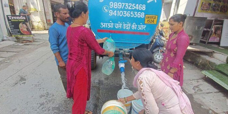 पानी की किल्लत से लोग परेशान, कई इलाकों में पानी की बूंद-बूंद के लिए तरसे लोग