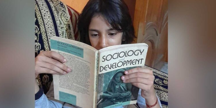 छिपे हुए प्रेरक: सौंदर्य पारिस्थितिकी तंत्र और शरीर को लेकर शर्मिंदगी