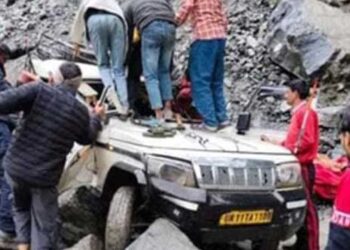 वाहन पर बोल्डर गिरने से दो की मौत, तीन घायल