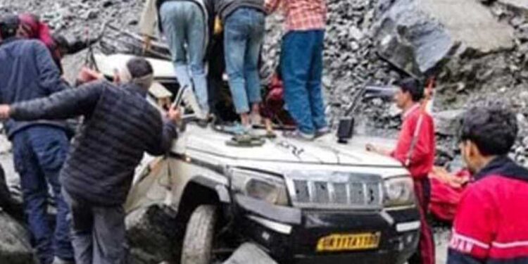 वाहन पर बोल्डर गिरने से दो की मौत, तीन घायल