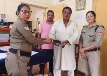 पुलिस ने 16 मोबाइल फोन बरामद कर लौटाए