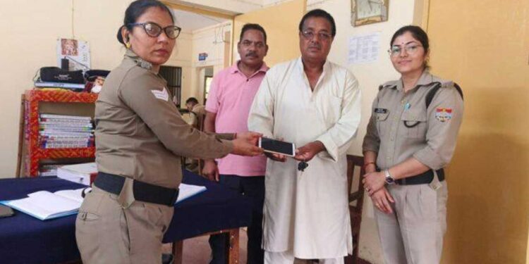 पुलिस ने 16 मोबाइल फोन बरामद कर लौटाए
