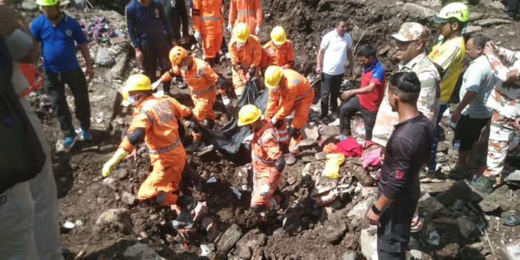 मलबे में दबकर मां और बच्चों की मौत, मां के सीने से लिपटे मिले बच्चे